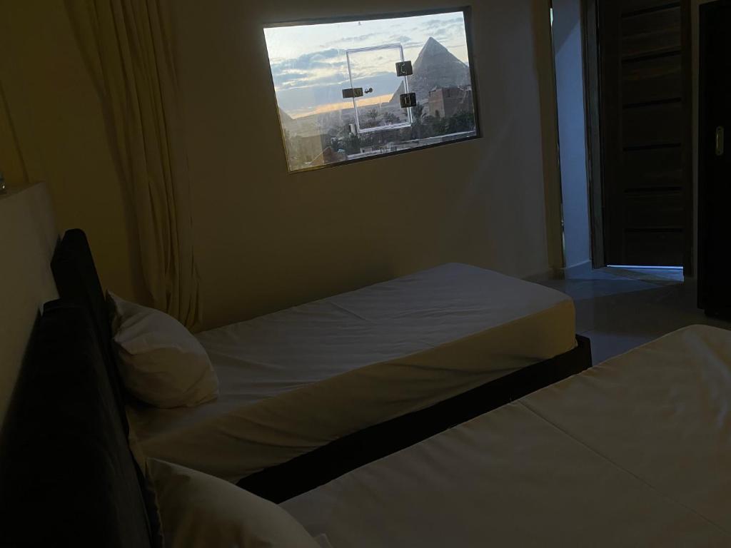 Postel nebo postele na pokoji v ubytování World of The Pyramids INN