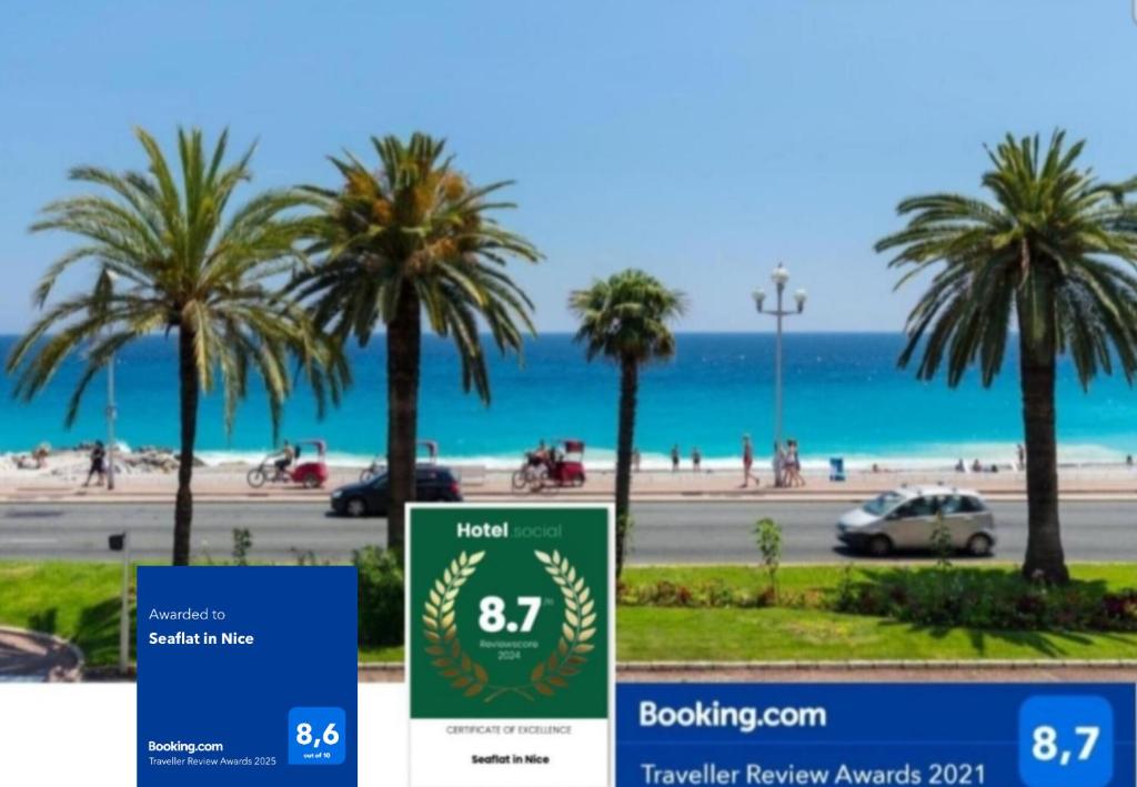 un panneau en face d'une plage de palmiers dans l'établissement Seaflat in Nice, à Nice