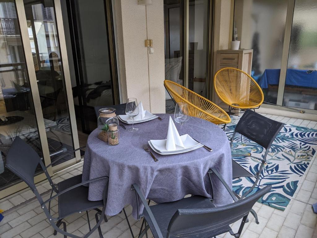 a table with plates and napkins on top at Centre Cannes 2-Bed Apt & garage 5min Croisette in Cannes