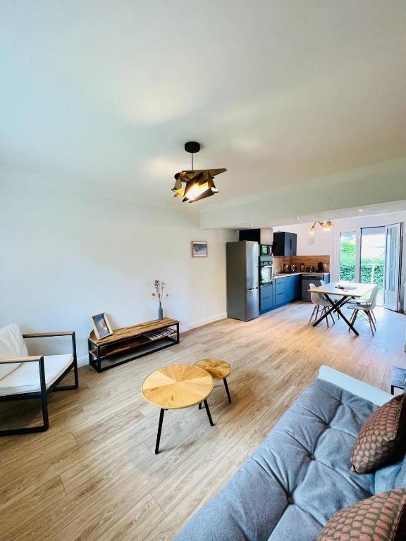 un salon avec un canapé et une table dans l'établissement Maison de vacances à Argelès-Gazost, à Argelès-Gazost