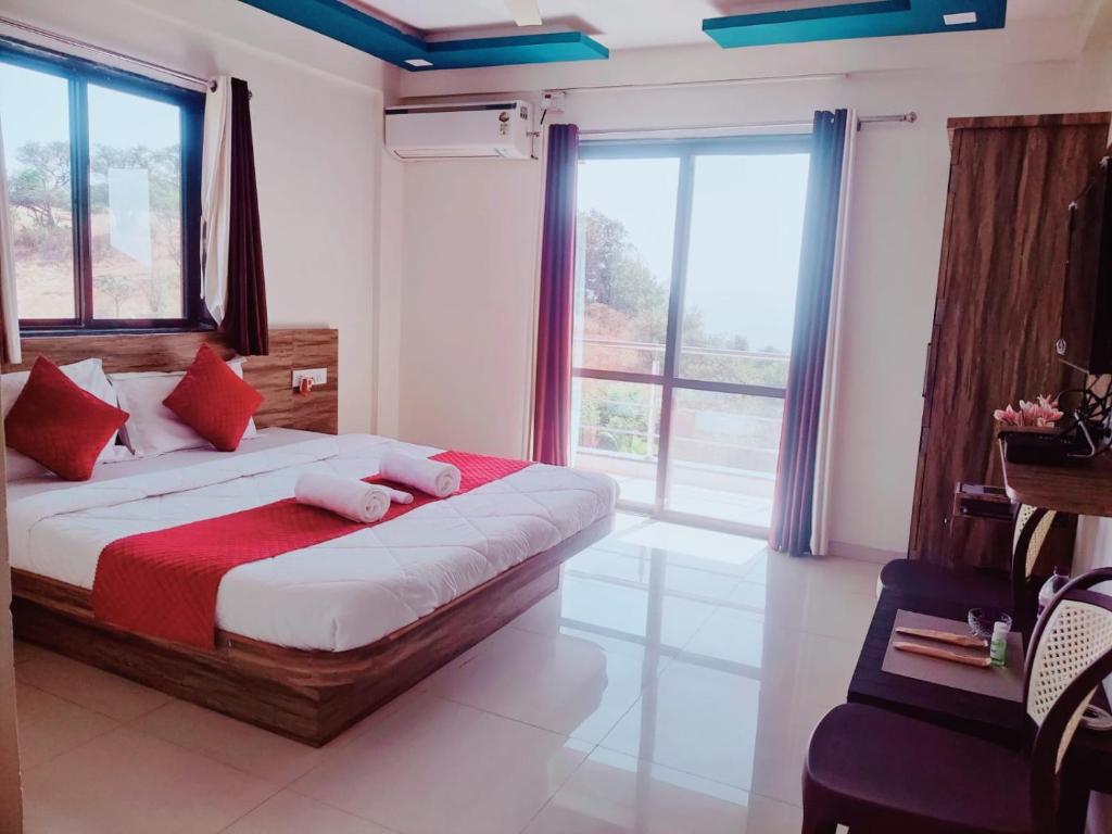 Postel nebo postele na pokoji v ubytování Hotel Le Belmont Mahabaleshwar