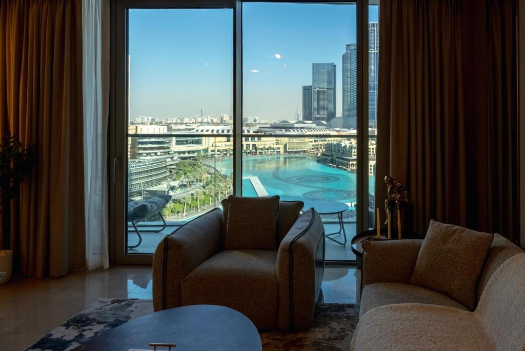 迪拜Downtown Luxury - Magnificent Burj Khalifa & Fountain Views - Walking Distance to Dubai Mall的客厅享有大窗户的景色