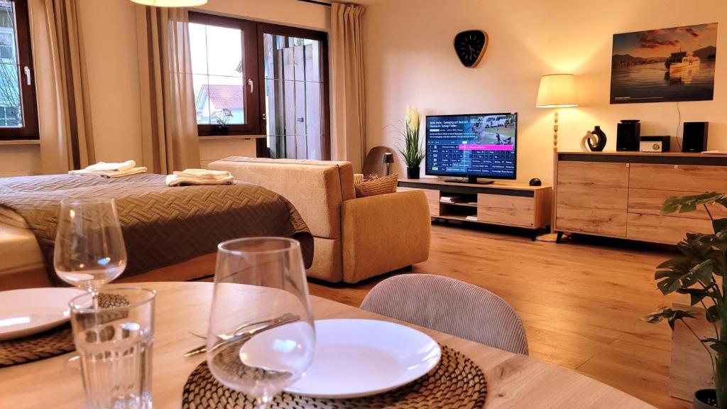 Postel nebo postele na pokoji v ubytování MADISON Homes Apartment 50 qm in Prien mit Balkon, Bergblick, Parkplatz, zentral gelegen