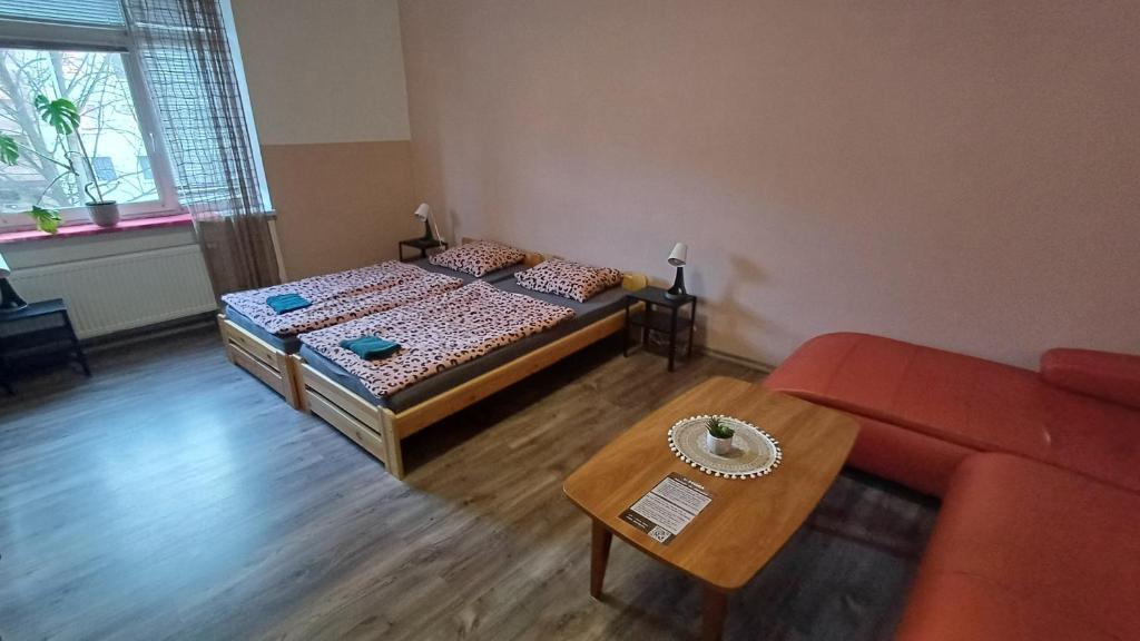 Postel nebo postele na pokoji v ubytování Ubytovaní U Dvora