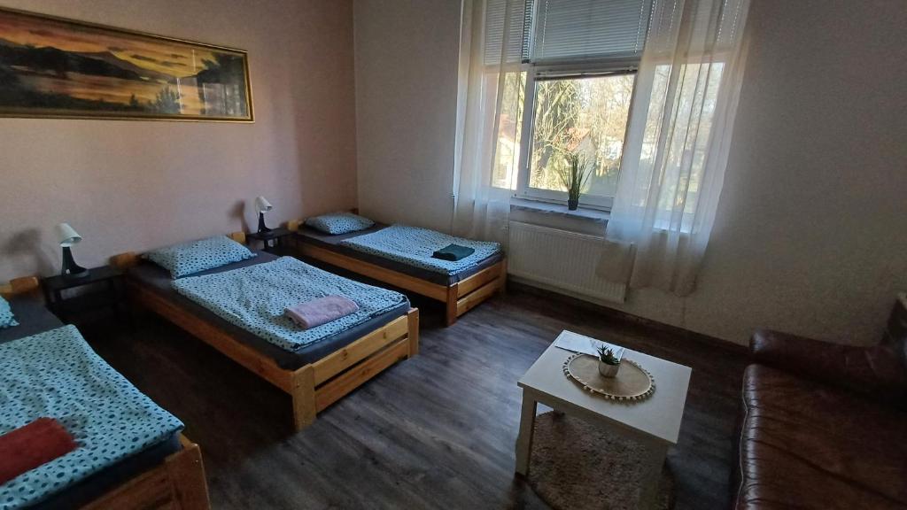 Postel nebo postele na pokoji v ubytování Ubytovaní U Dvora