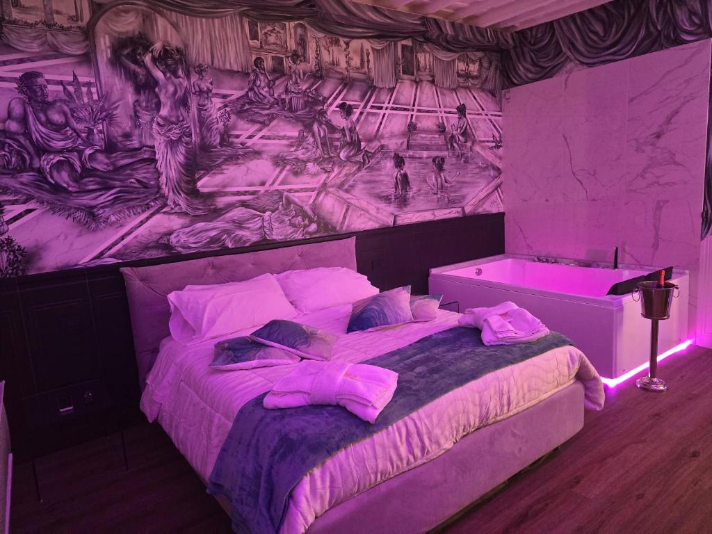 Postel nebo postele na pokoji v ubytování Mirror Suite Roma Jacuzzi Colosseo Monti
