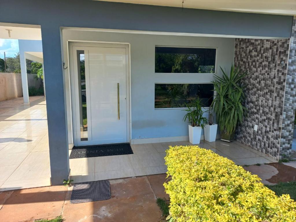 eine Haustür eines Hauses mit Pflanzen in der Unterkunft Casa no Resort - Aguas de Santa Barbara in Águas de Santa Barbara