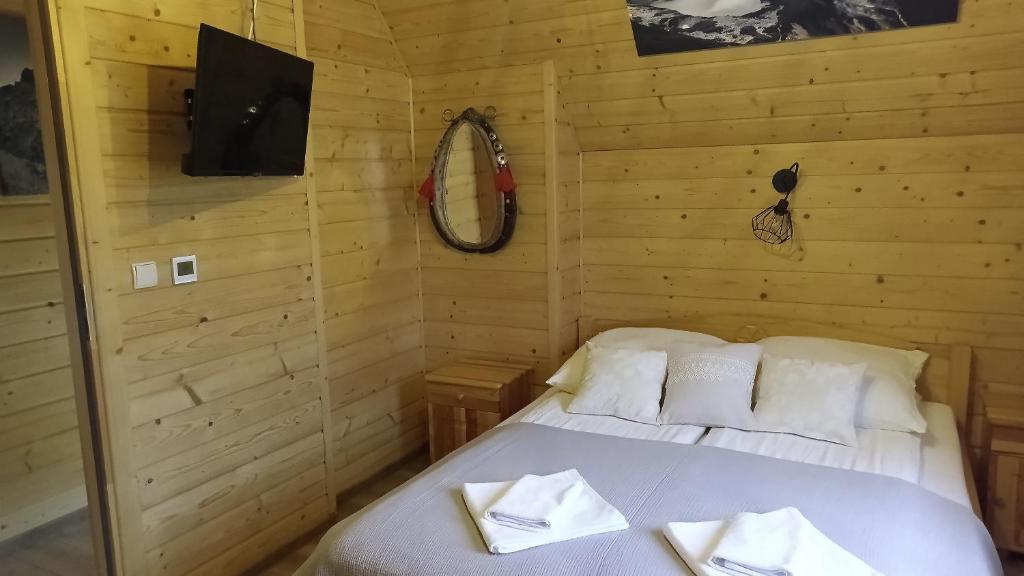Posteľ alebo postele v izbe v ubytovaní Domek Lilijka