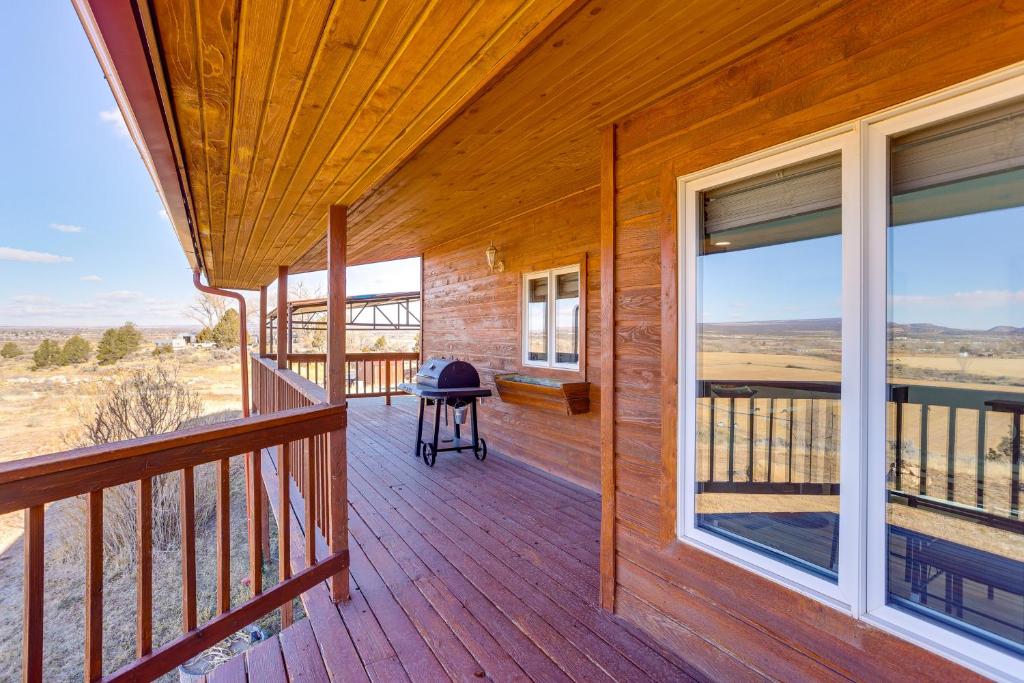 Balkón nebo terasa v ubytování Mtn-View Escape with Office Space in Cortez!