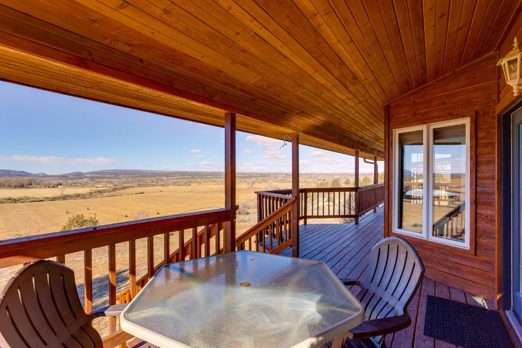 Balkón nebo terasa v ubytování Mtn-View Escape with Office Space in Cortez!