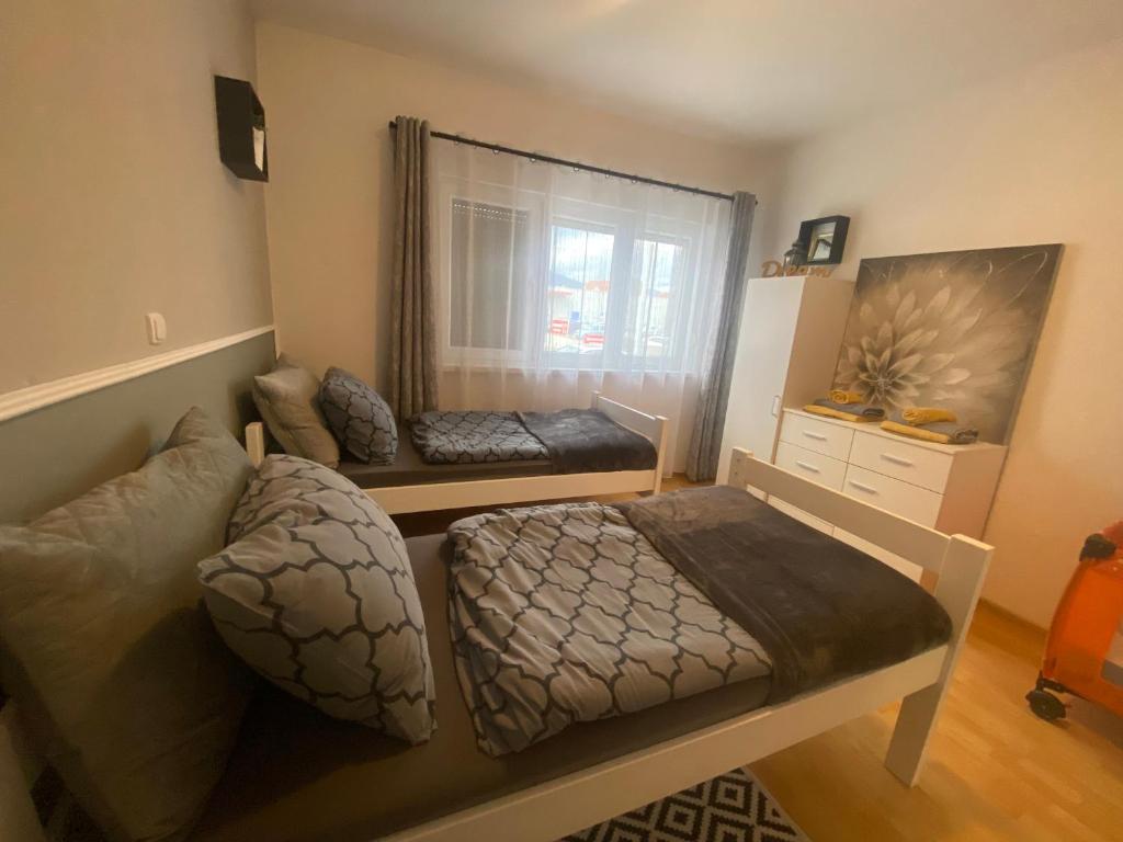 Postel nebo postele na pokoji v ubytování Apartment and rooms EL