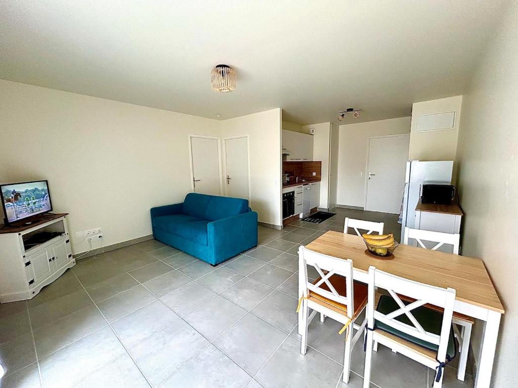 Μια τηλεόραση ή/και κέντρο ψυχαγωγίας στο Appartement au bord de la plage et de la foret