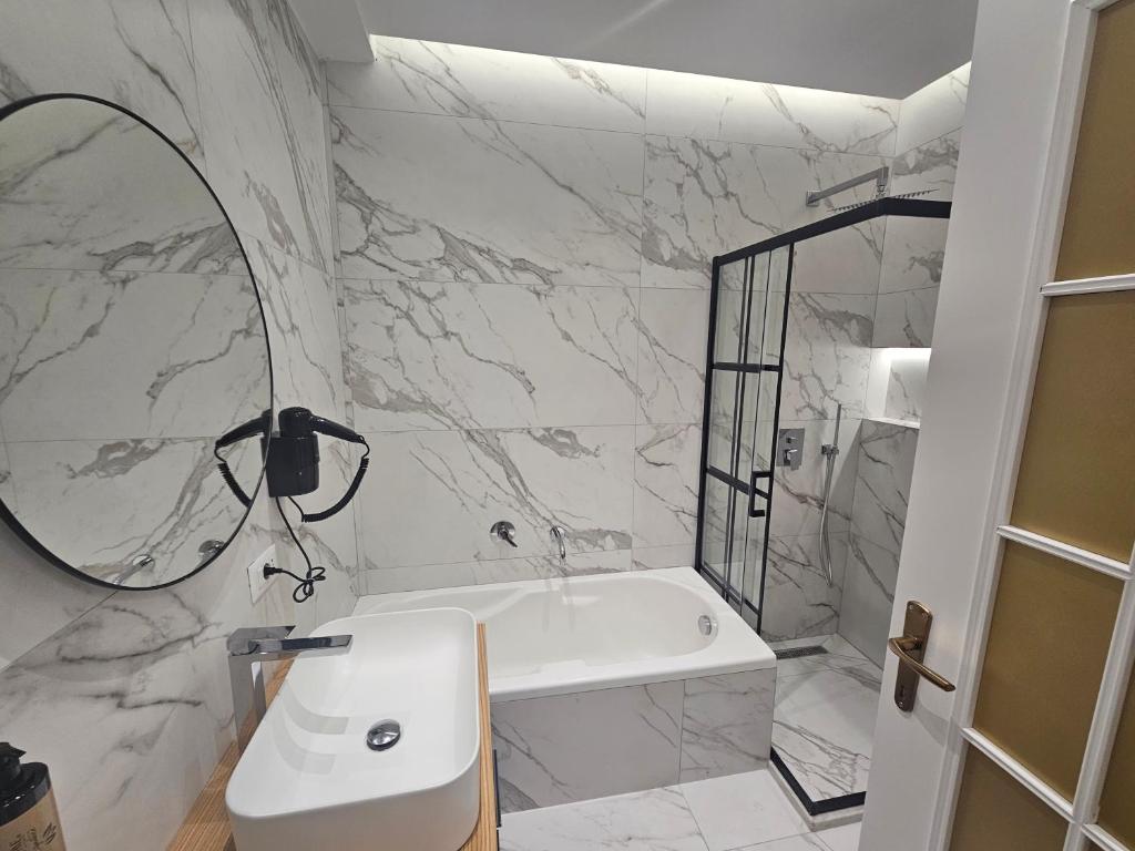 Koupelna v ubytování NS Luxury Suites