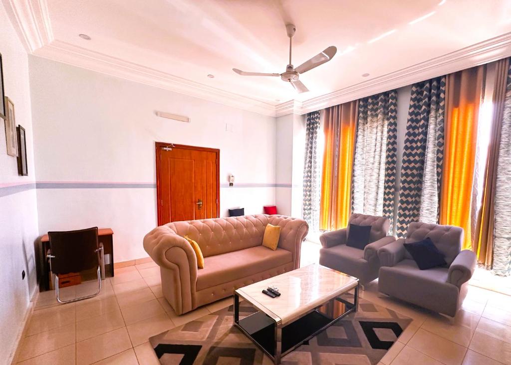 a living room with a couch and a table at Résidence Nana Baco Djicoroni in Bamako