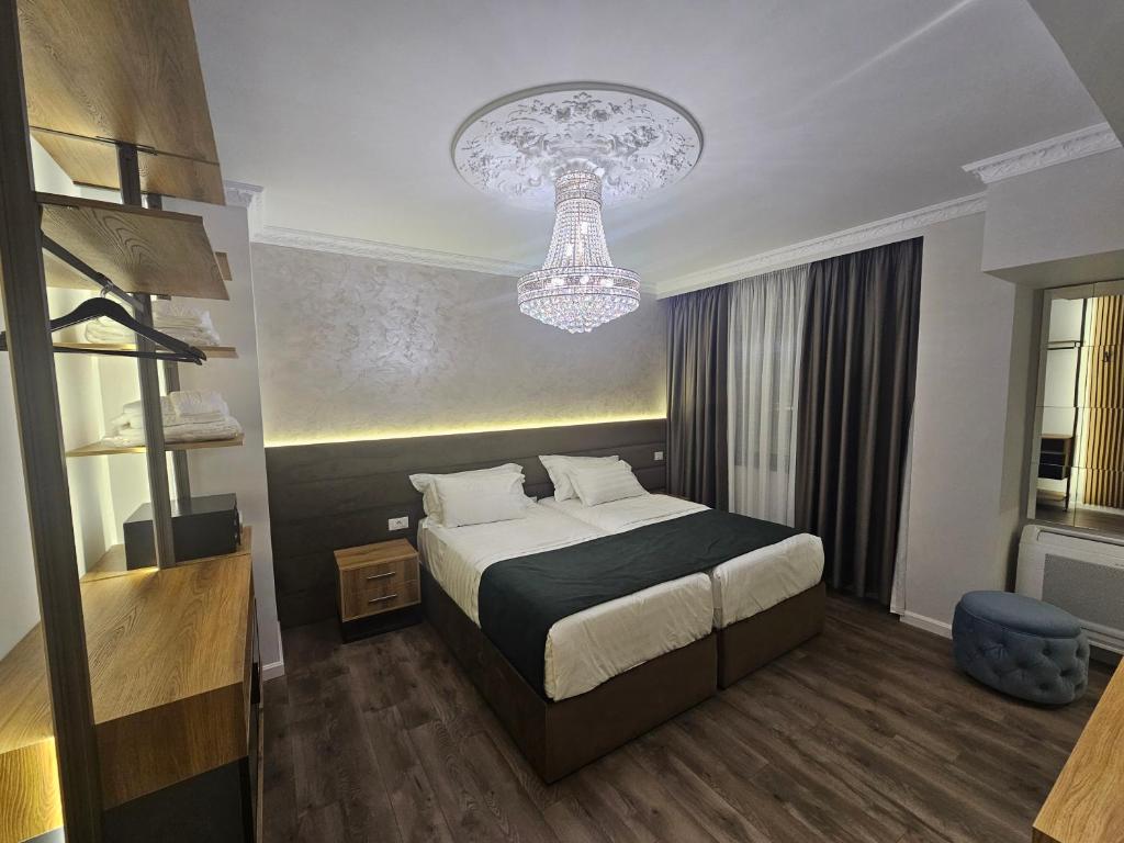 Postel nebo postele na pokoji v ubytování NS Luxury Suites