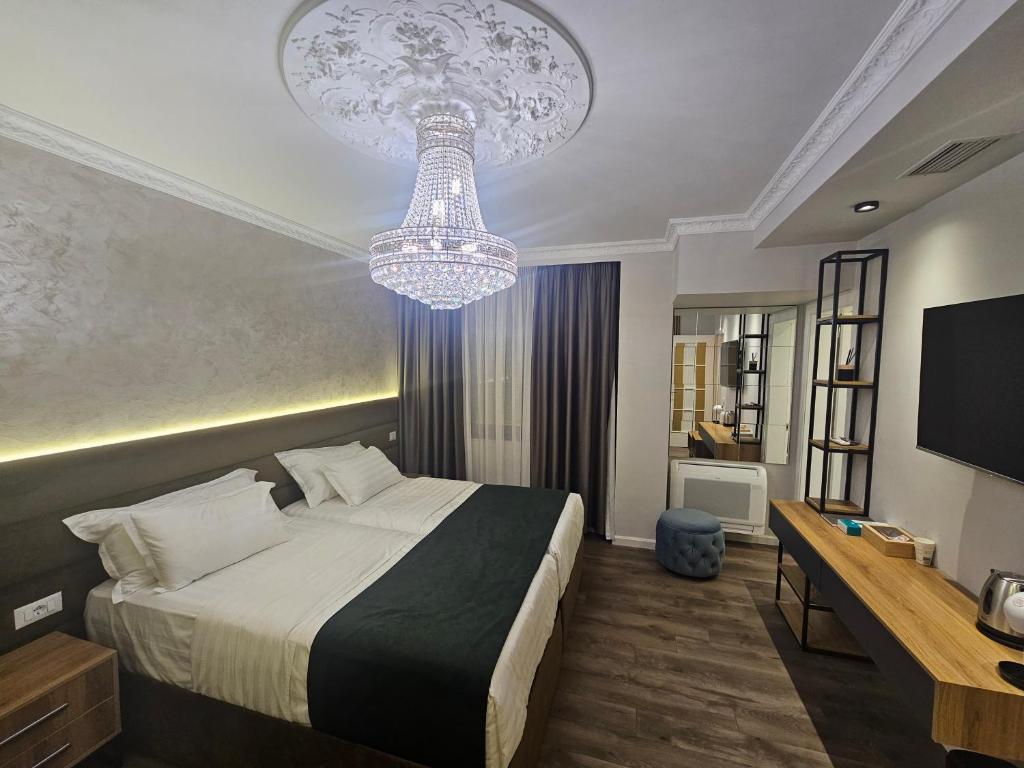 Postel nebo postele na pokoji v ubytování NS Luxury Suites