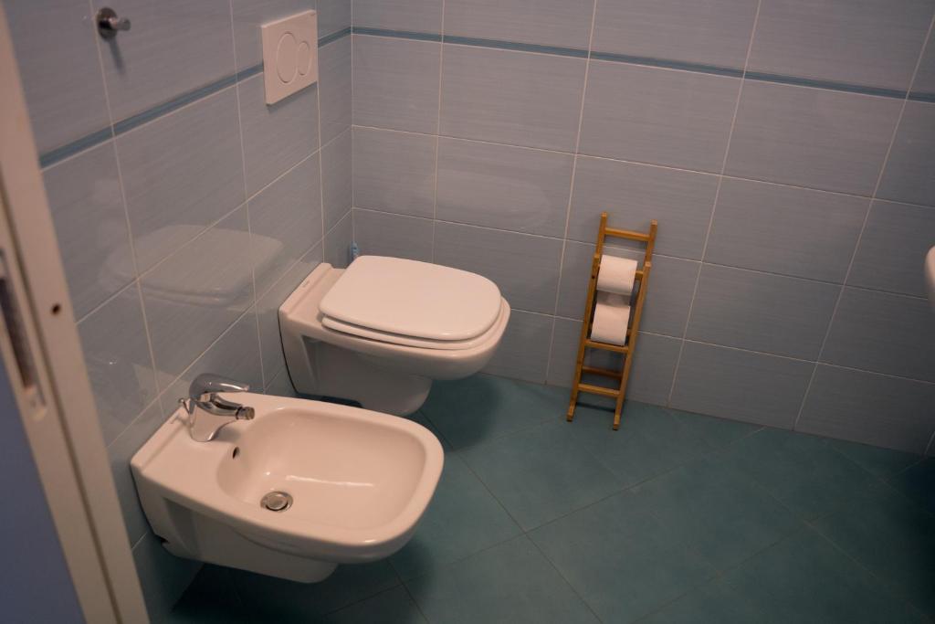 a bathroom with a toilet and a sink at Coco'S Rooms in Bari Palese