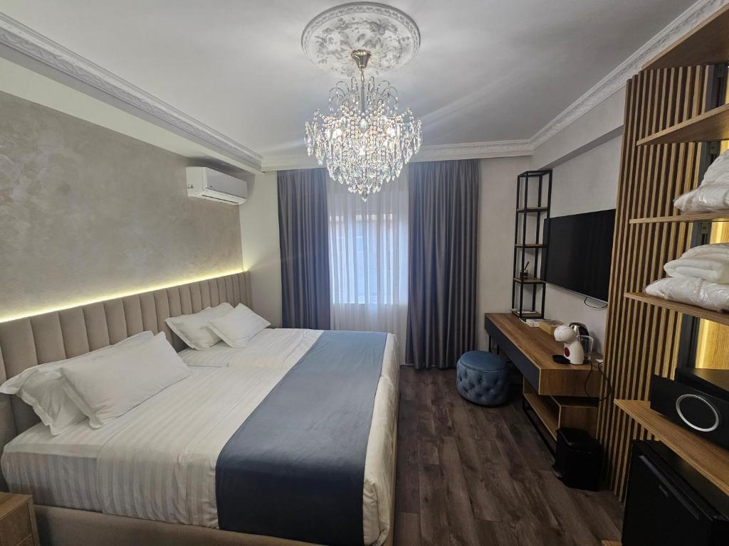 Postel nebo postele na pokoji v ubytování NS Luxury Suites