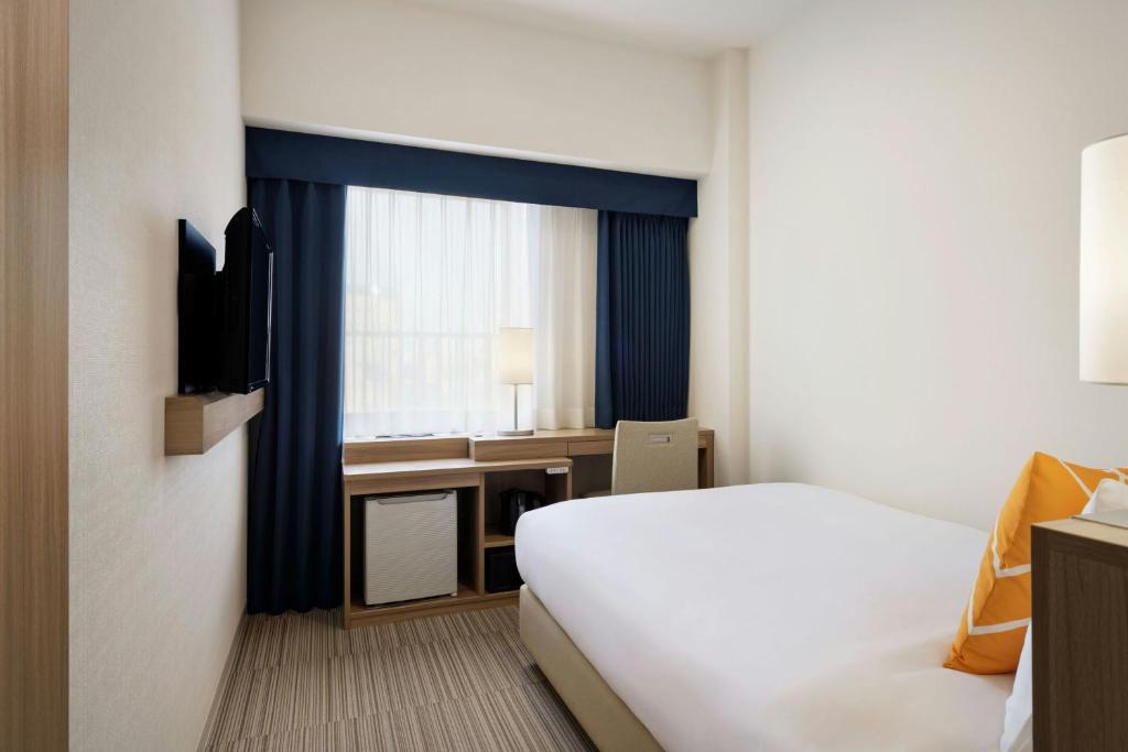 Postel nebo postele na pokoji v ubytování Four Points Flex by Sheraton Kobe Sannomiya