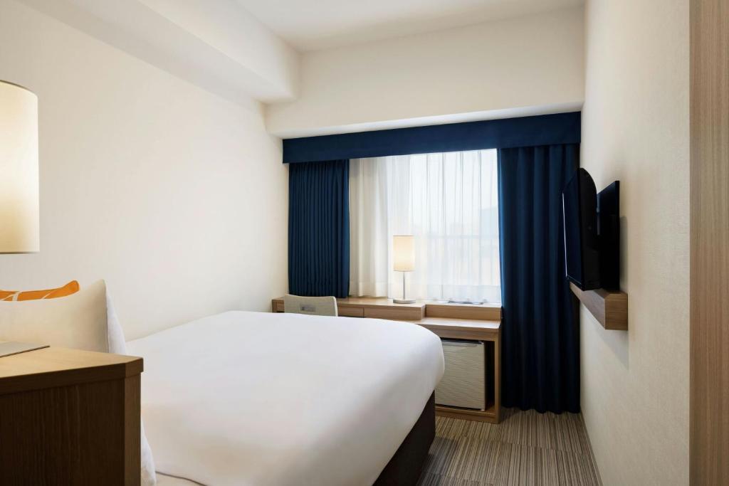 Postel nebo postele na pokoji v ubytování Four Points Flex by Sheraton Kobe Sannomiya