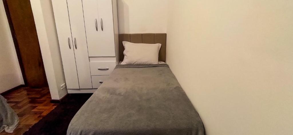 Postel nebo postele na pokoji v ubytování Quarto da Fê, central, perto de tudo o que você precisa!