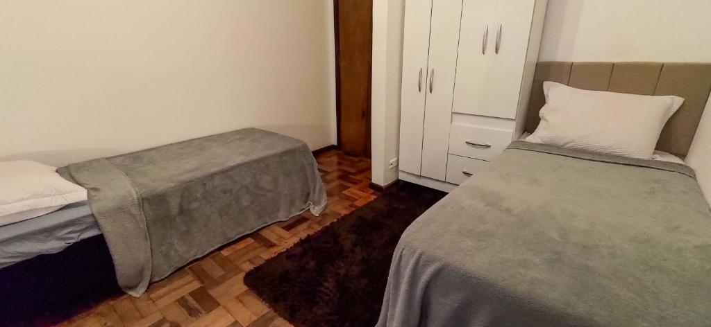Postel nebo postele na pokoji v ubytování Quarto da Fê, central, perto de tudo o que você precisa!