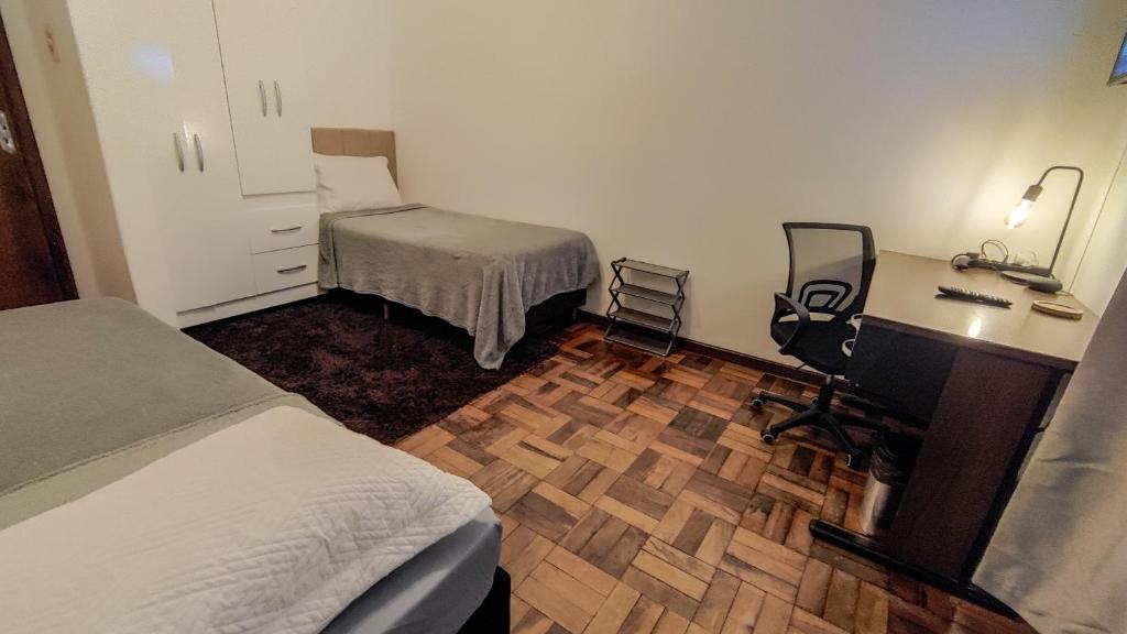 Postel nebo postele na pokoji v ubytování Quarto da Fê, central, perto de tudo o que você precisa!