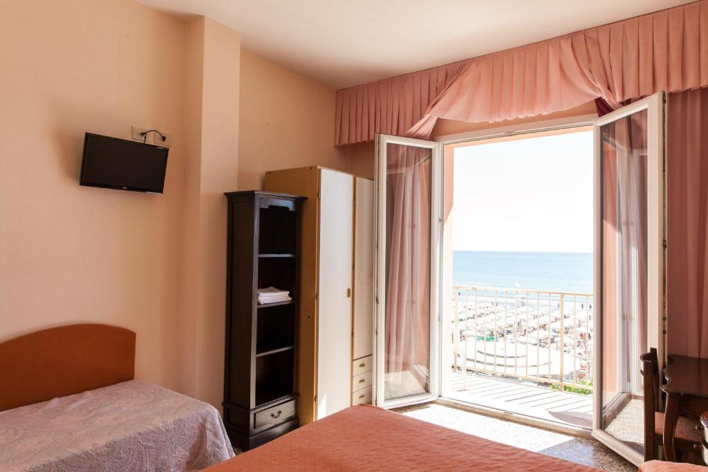 Un dormitorio con vista al mar en Hotel Negresco, en Milano Marittima