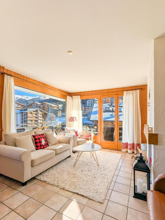 Posezení v ubytování Center of Nendaz ! Apartment 3 rooms with balcony