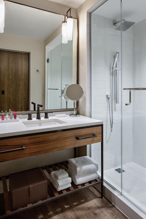Houston CityPlace Marriott at Springwoods Village - Room King Avec Vue De La Place