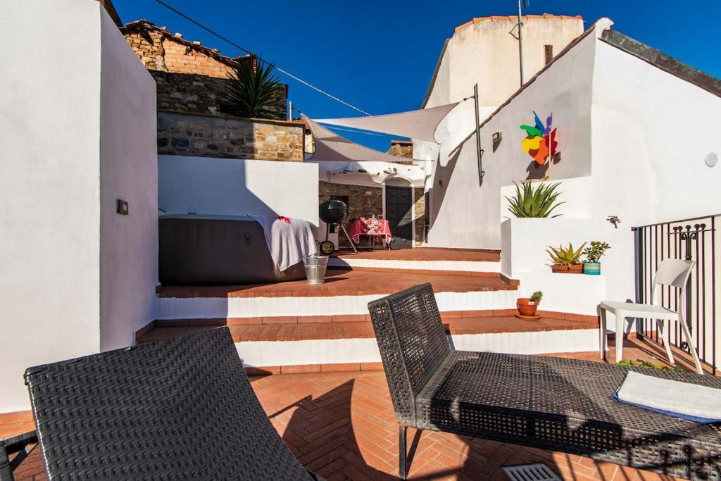 un patio con dos sillas y una mesa en Villa Villa Ida, en Lingueglietta