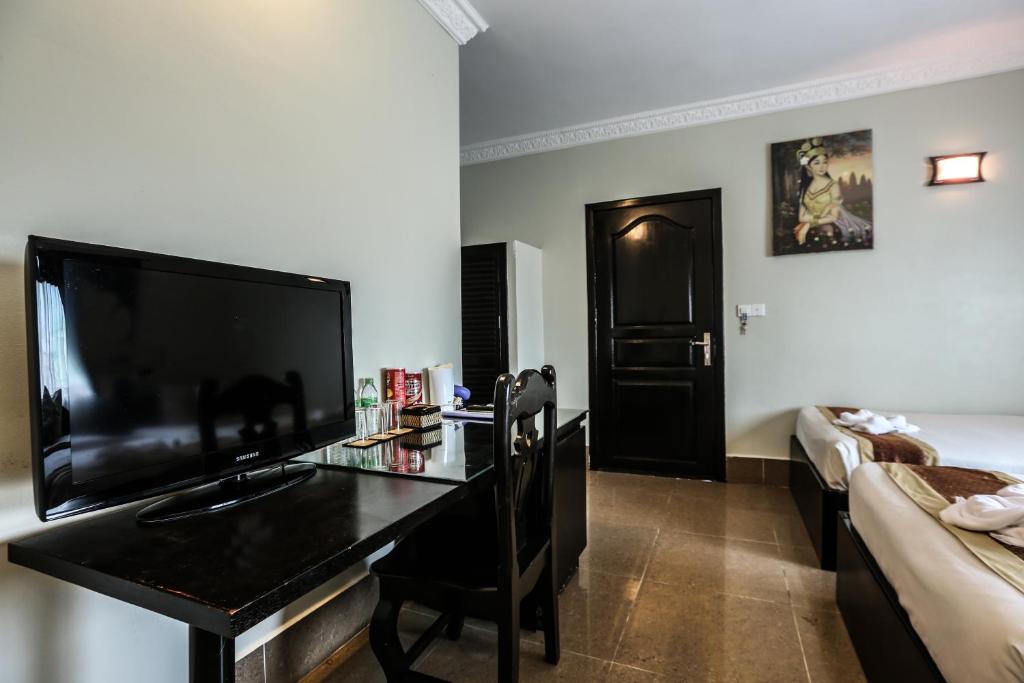 TV a/nebo společenská místnost v ubytování Central Night Hotel
