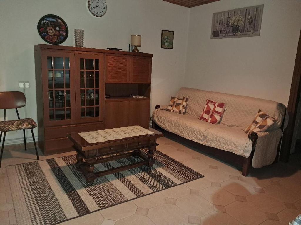 a living room with a couch and a coffee table at Appartamento Valeriana in Incudine