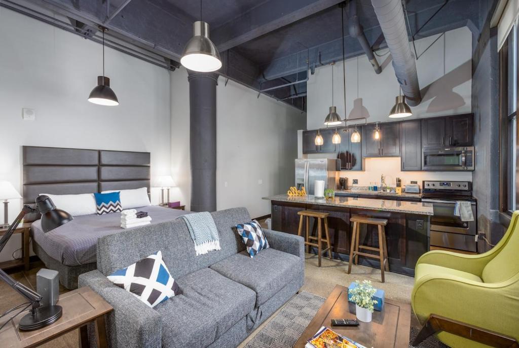 un soggiorno con divano e cucina di Steps 2 Everything! - KING Bed - Amazing Roof and Gym a Pittsburgh