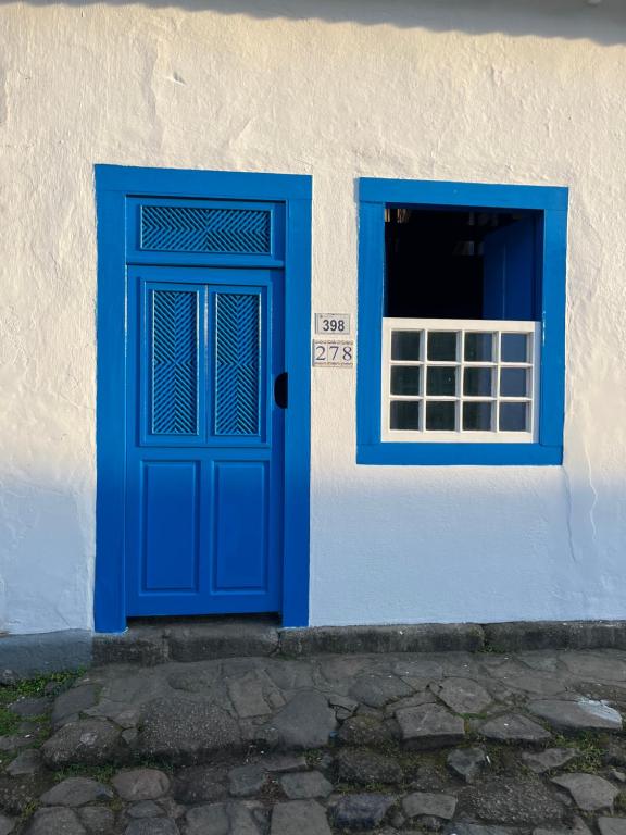 a blue door and a window on a building at Casa Centro Historico in Paraty