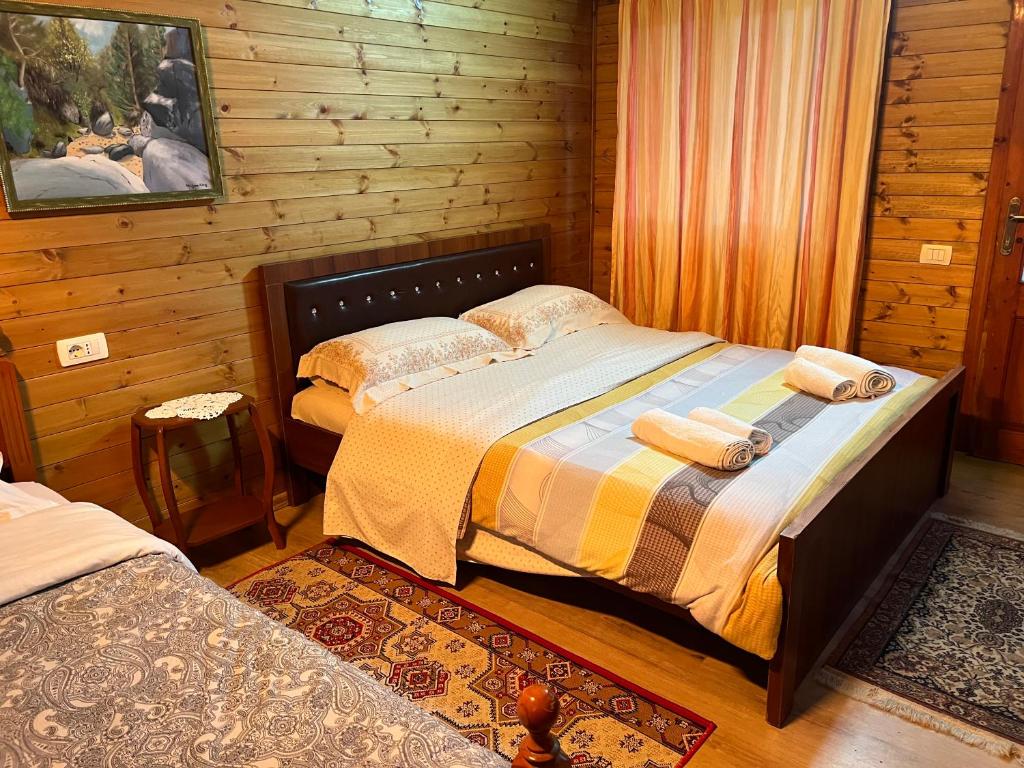 Postel nebo postele na pokoji v ubytování Bujtina Uji I Panjes, Log Cabins