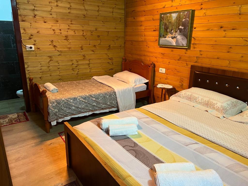 Postel nebo postele na pokoji v ubytování Bujtina Uji I Panjes, Log Cabins