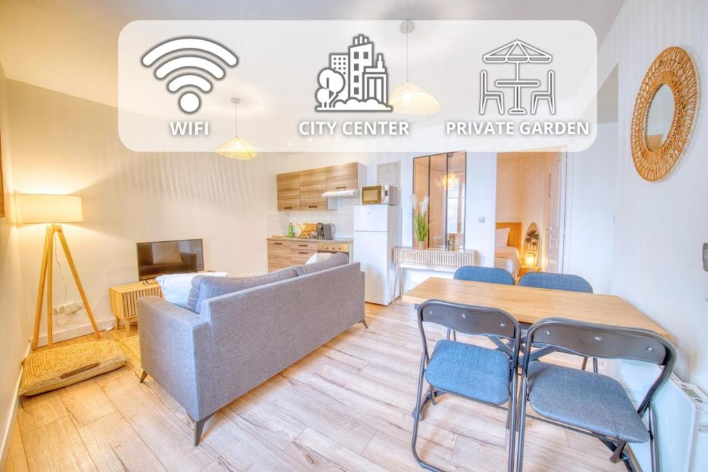 ein Wohnzimmer mit Sofa, Tisch und Stühlen in der Unterkunft Horizon Houzeau in Reims