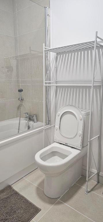 Bagno di Abi's World - 23 Kilmartin Grove Green, Hollystown, Dublin 15