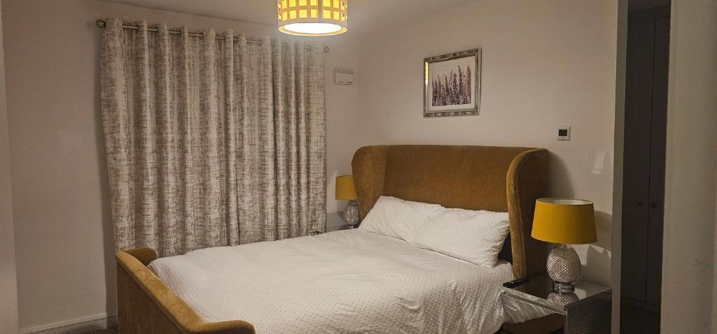 una camera da letto con un letto, una lampada e una finestra di Abi's World - 23 Kilmartin Grove Green, Hollystown, Dublin 15 a Dublino