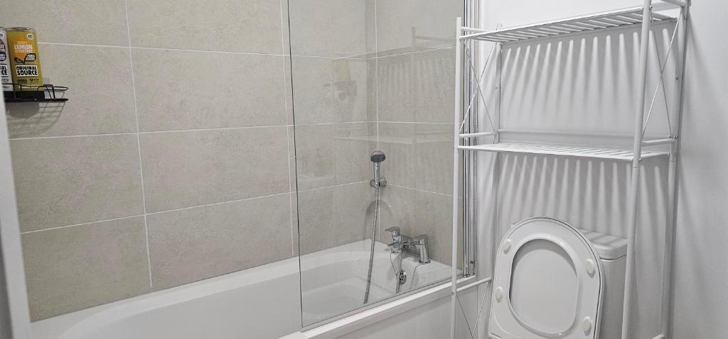 Bagno di Abi's World - 23 Kilmartin Grove Green, Hollystown, Dublin 15