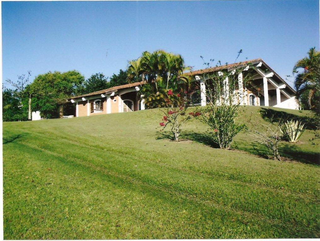 een huis op een grasheuvel met een huis bij Chacara Casa de Campo in Tietê