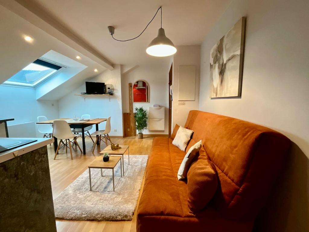 un salon avec un canapé et une table dans l'établissement Le Cocon de Sophie, joli appartement avec terrasse, à Gérardmer