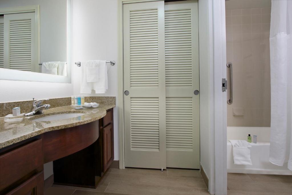 Uma casa de banho em Homewood Suites by Hilton Fort Lauderdale Airport-Cruise Port