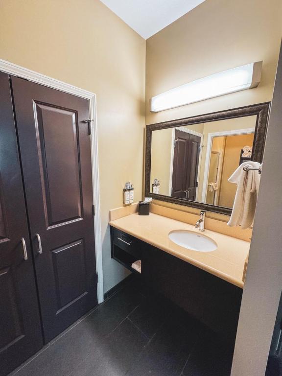 Staybridge Suites Marquette by IHG - Queen Studio Suite - Hearing Accesible/ No Fumar