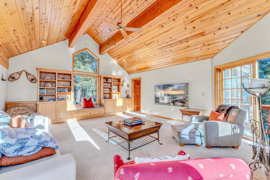 Una gran sala de estar con techo de madera. en Spacious Tahoe City Home with Foosball and Lake Views, en Tahoe City