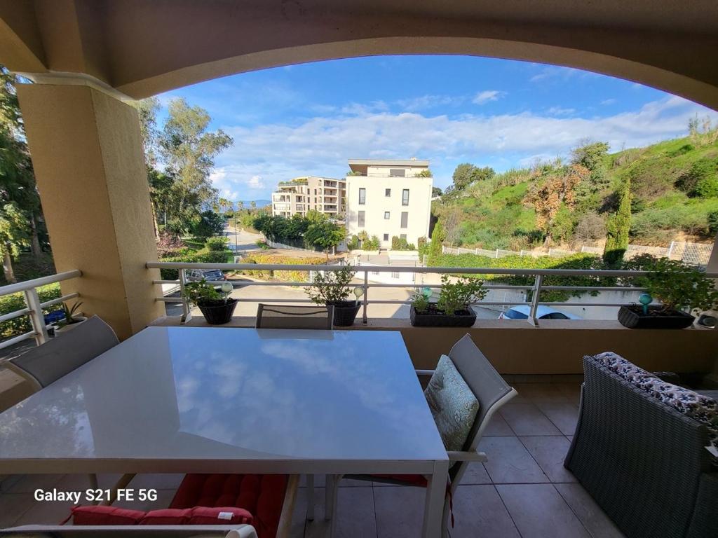une table et des chaises sur un balcon avec vue dans l'établissement T3 Vue mer bord de mer, à Albitreccia