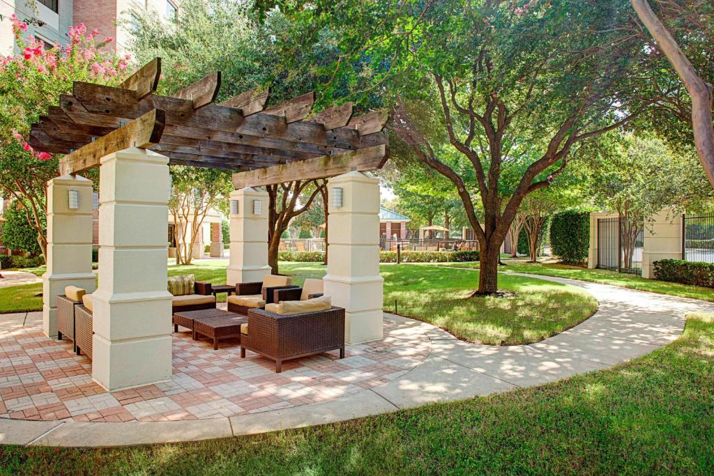 Zahrada ubytování Courtyard Dallas Addison Quorum Drive