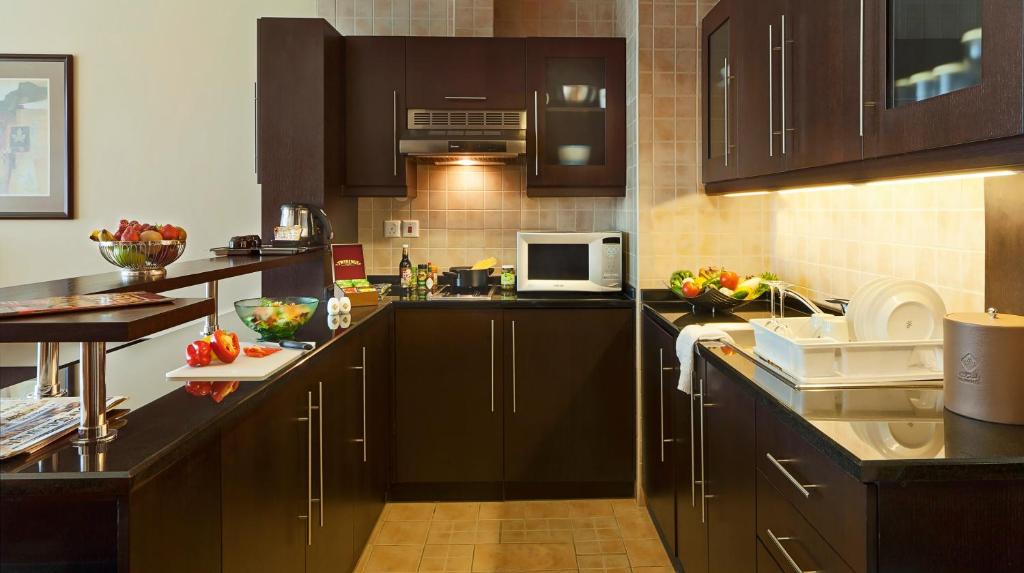 Kuchyň nebo kuchyňský kout v ubytování Al Manzel Hotel Apartments