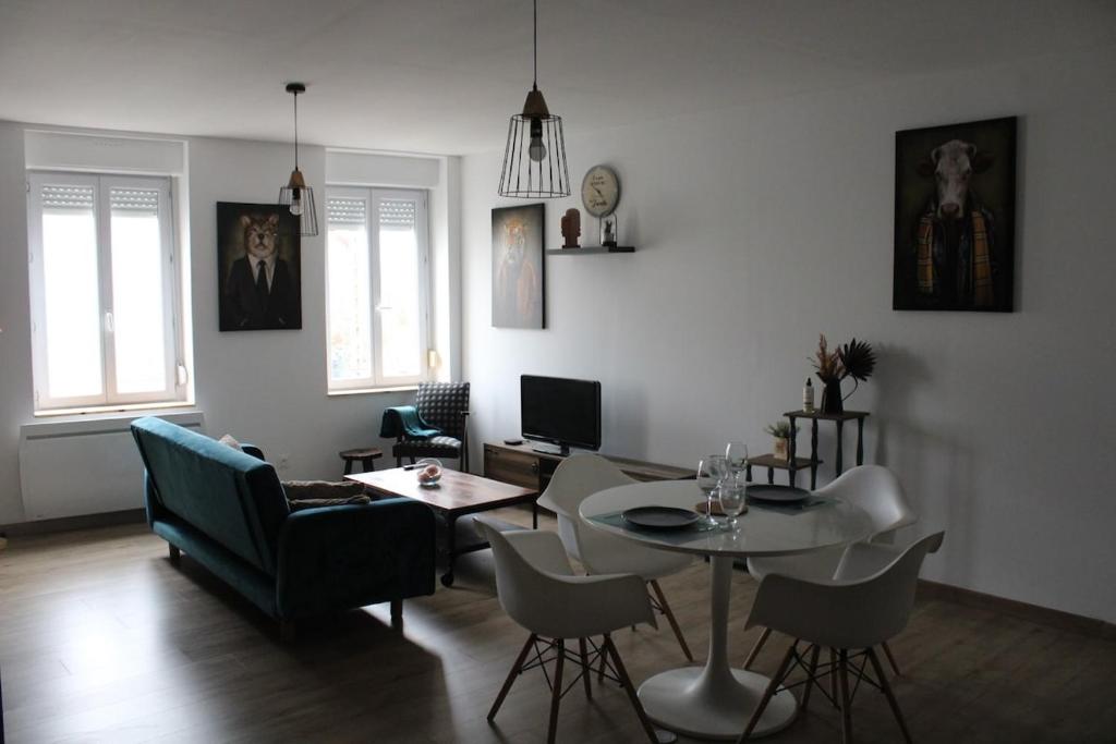 un salon avec une table et des chaises dans l'établissement Appartement Béthune Proche Gare, à Béthune